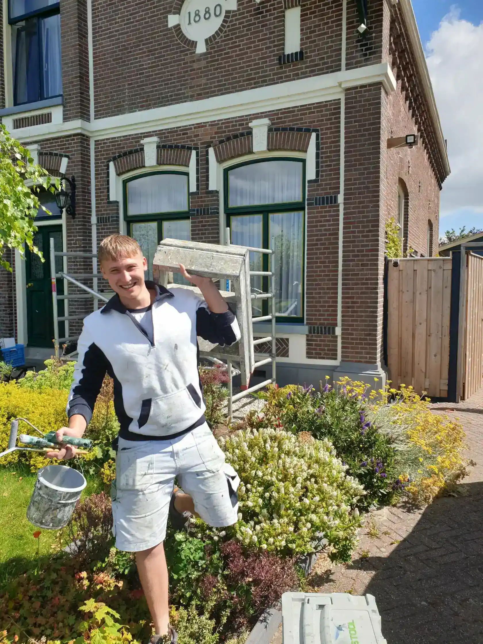 buitenmuur voorbereiden voor schilderen professionele schilder buiten latex verf verven van houten balken Almere