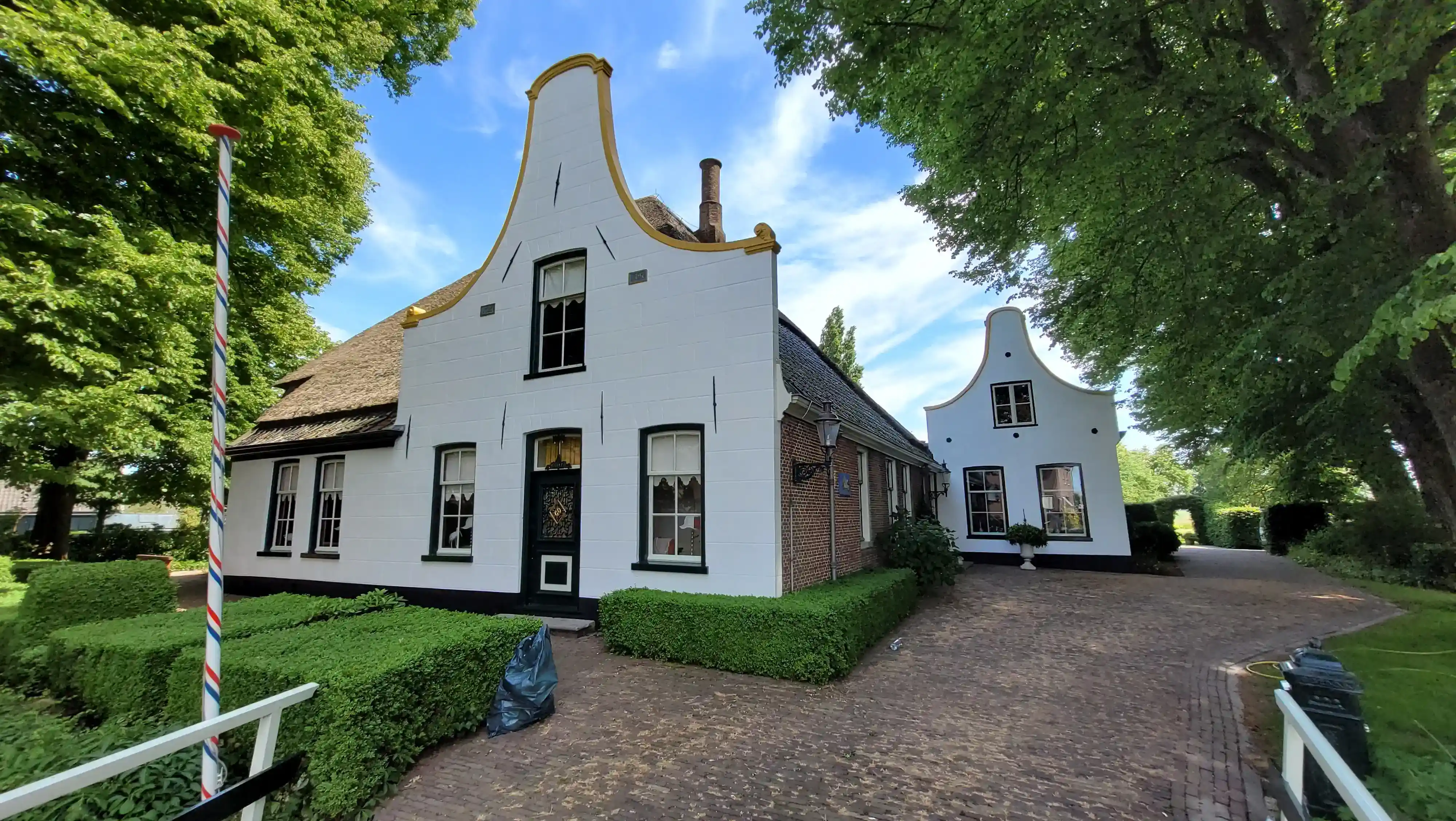 Klassiek buiten schilderwerk van een traditionele boerderij