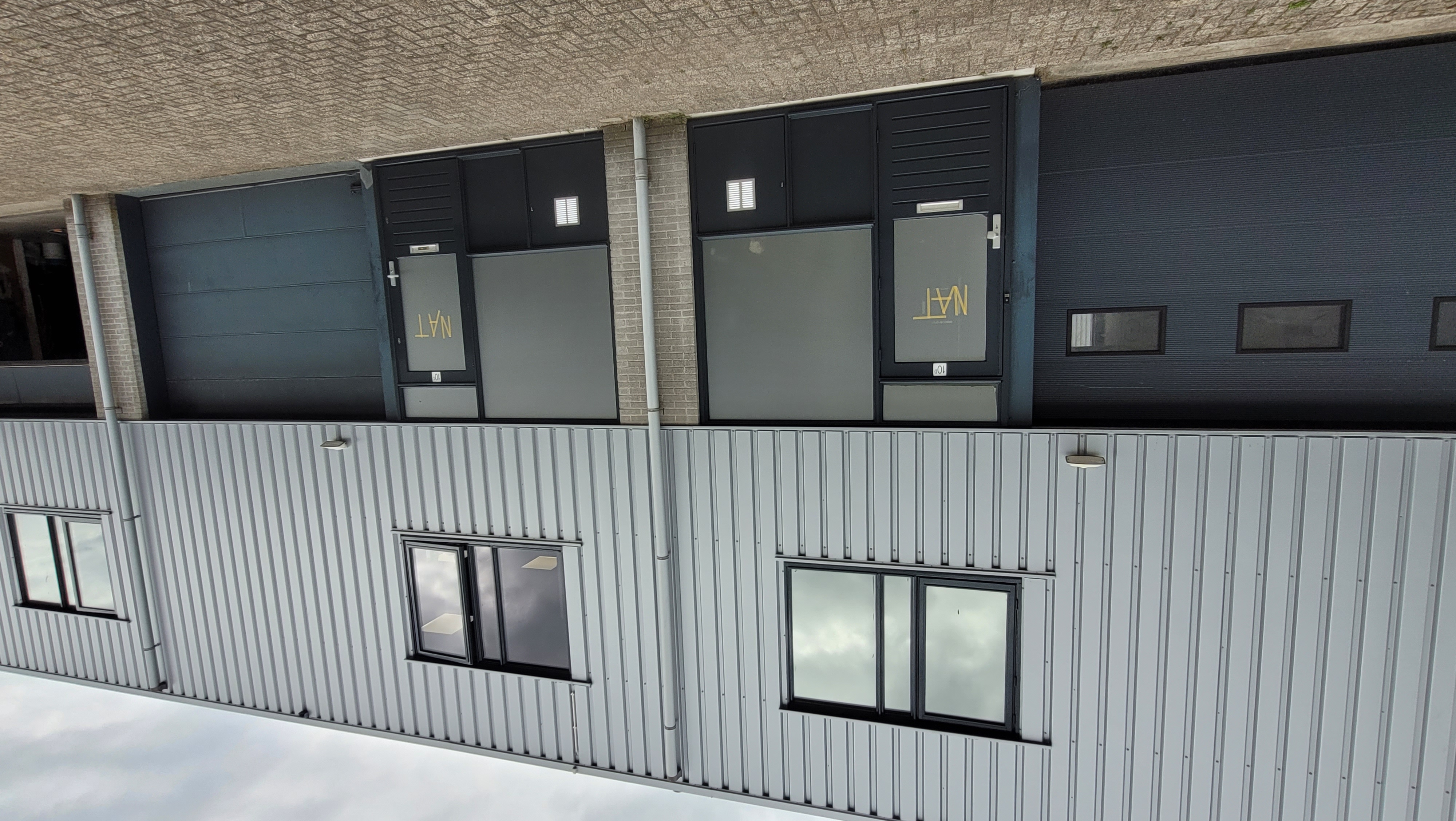 Grondige renovatie van kozijnen en deurtjes houtrot aangepakt en strak schilderwerk